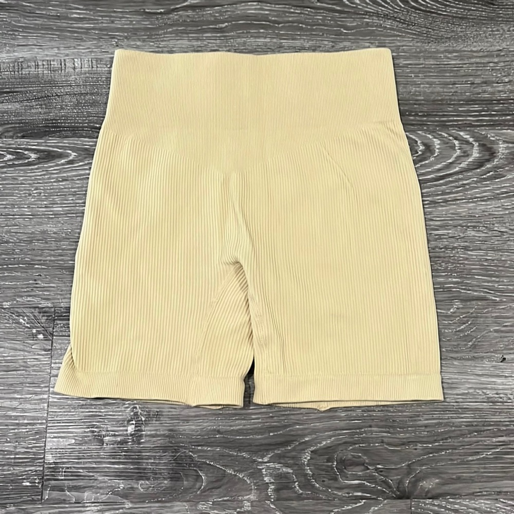 Ribbed Creme Shorts